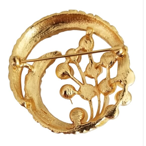 Trifari Crown Over T Gold Tone Textured Spiral Round Faux Pearl Brooch, M434 - Picture 6 of 9